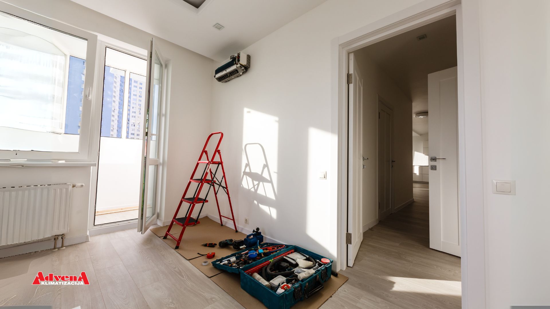 Set alata i opreme pripremljen za instalaciju klime